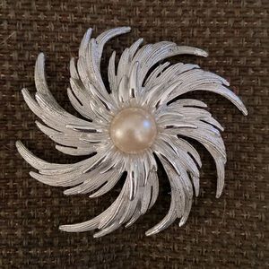 Vintage Sarah Coventry silver brooch